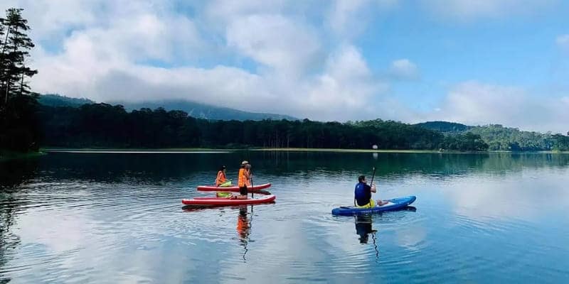 Chèo thuyền Kayak trên mặt hồ tĩnh lặng, tận hưởng không khí mát mẻ