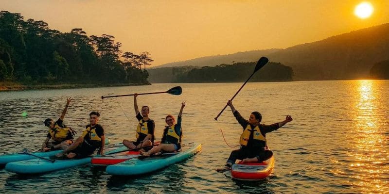 Chèo thuyền kayak khi đến hồ Lắk