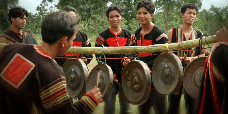 Âm nhạc tạo nên không khí náo nhiệt cho hội đua voi ở Tây Nguyên